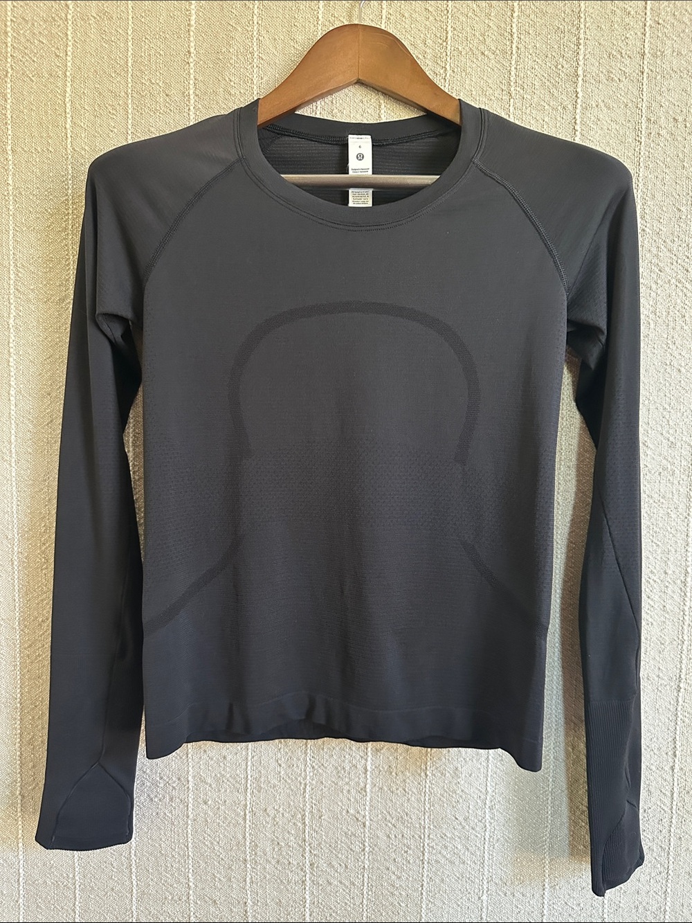 Like New Lululemon Swiftly Long Sleeve Tee with thumb holes size (4?)